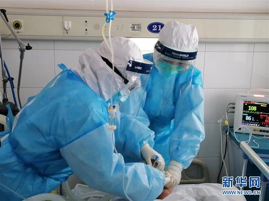  福建省对口支援湖北宜昌医疗队队员在宜昌第三医院开展医疗救治工作（2月16日摄）。 新华社发（郑玉柳 摄）