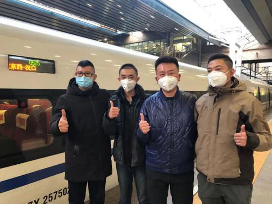 ▲除夕当天，中央广播电视总台驰援武汉报道小分队出发。