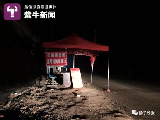 何庄村村口的疫情防控检查点