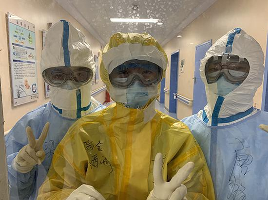朱酉琦（中间）与同事们在武汉同济光谷医院隔离病房合影。
