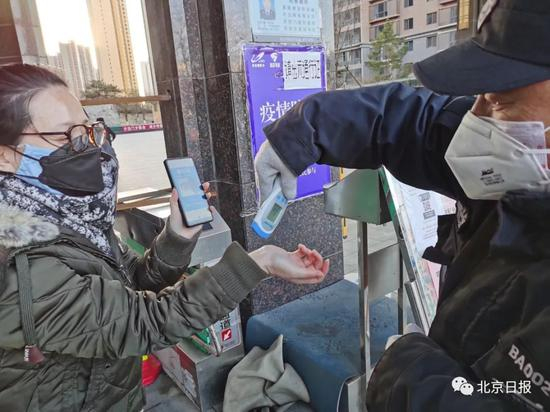  在蓝天嘉园社区，人人都有一个独一无二的电子出入证。