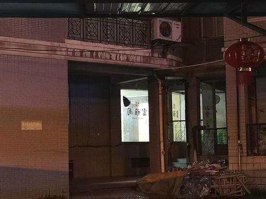 ▲武汉市马场角路富豪花园二期内的富雅阁居民楼，一楼门洞亮着灯，二楼漆黑