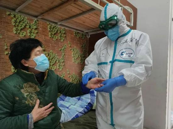  ▲仝小林院士在武汉抗疫一线。图片由受访者提供