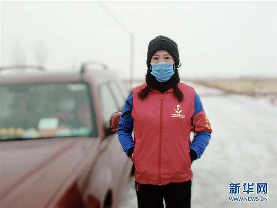  在黑龙江省哈尔滨市延寿县，42岁的村民蒋艳霞成为驻守河堤志愿者，在冰雪地里守住关卡（2月10日摄）。 新华社发