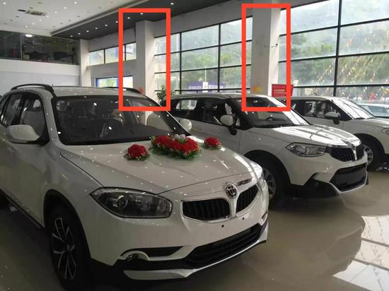 欣佳酒店一楼只有钢管支撑整个楼体。 受访者供图