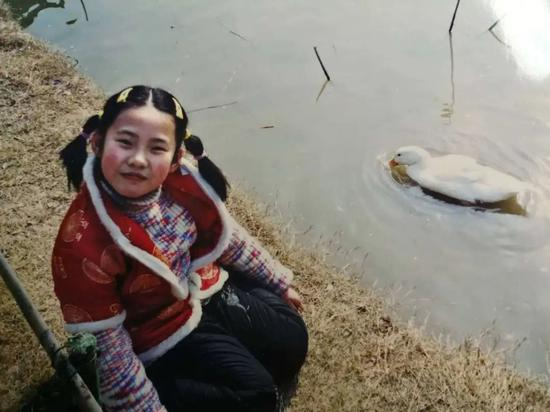 2003年“非典”结束后，郭欣怡与家人在武汉东湖梅园湖边散步。