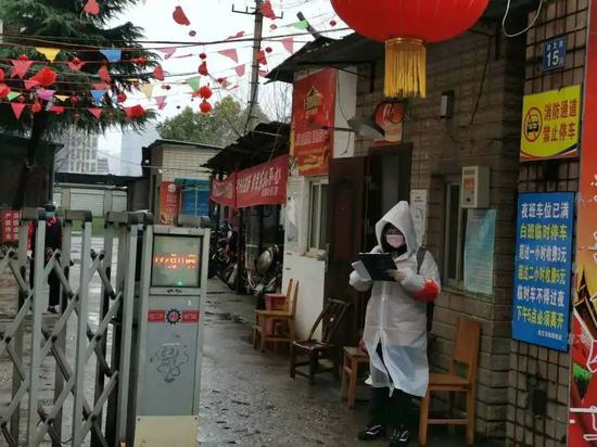  2020年新冠肺炎疫情期间，郭欣怡值守在武汉市红星小区。