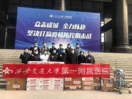 　　2月24日，响应国家ECMO紧急征调，西安交大一附院向武汉捐赠了1台ECMO，并从抢购的40套宝贵耗材中挤出30套用于支援，以及30套动脉及静脉插管和30套穿刺包。&nbsp; 闫炀供图