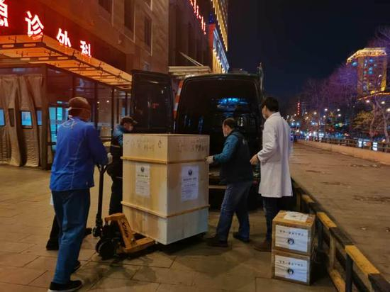 ECMO转运路途中。&nbsp; 中央指导组物资保障组供图