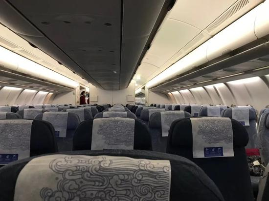  回西班牙的飞机空空如也，享受“包机”待遇。