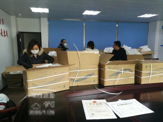  经四川省医疗器械检测中心鉴定，涉案口罩符合相关规定。