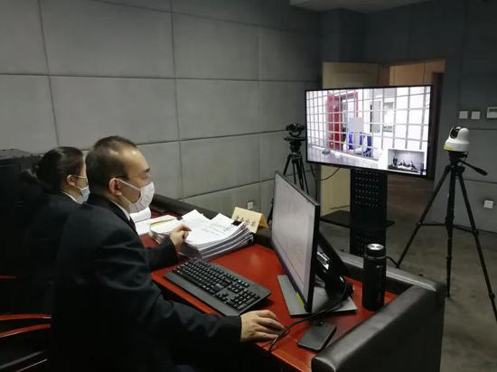  天津市津南区检察院检察官远程讯问犯罪嫌疑人。