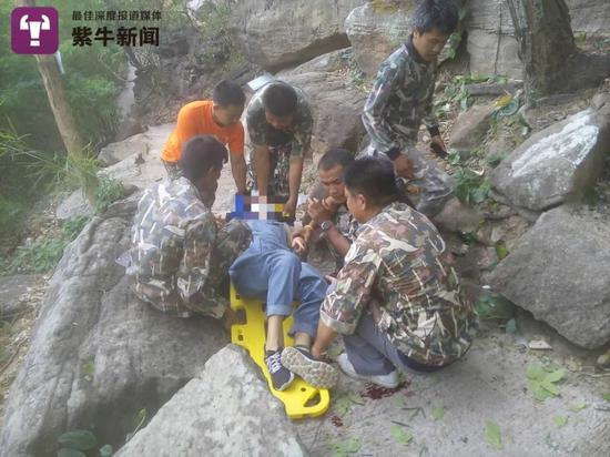  救援人员前来救助王女士