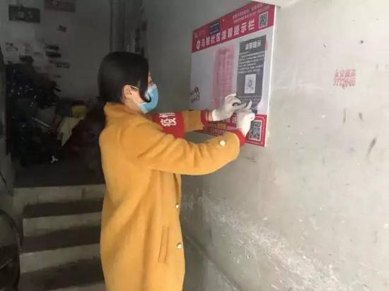  ▲董艳在张贴防控温馨提示
