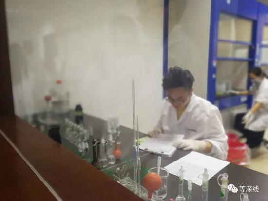 原料药制取实验室 &nbsp; 《等深线》记者&nbsp;高瑜静 摄影