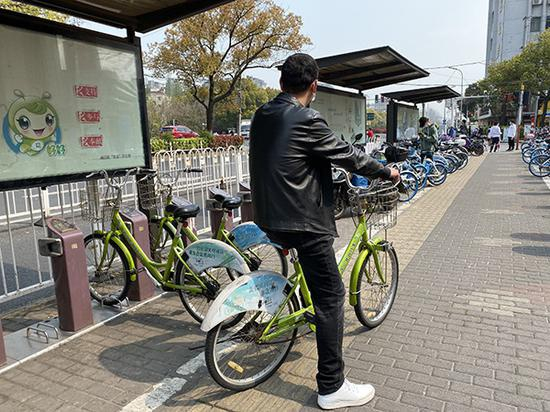 正在使用公共自行车的孙先生。