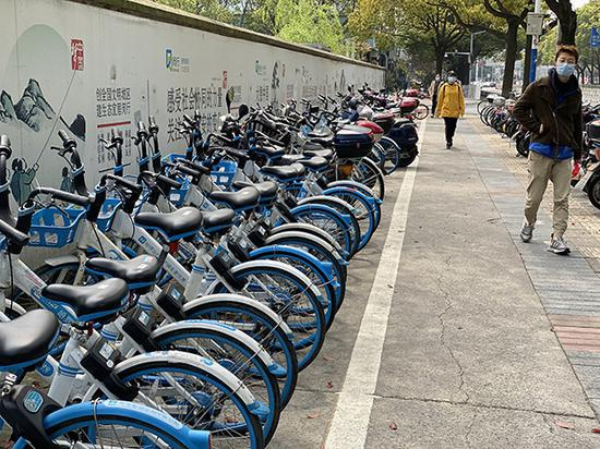 临近地铁一号线莘庄站北出口的莘建东路人行道上，排得整整齐齐的共享单车。