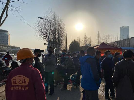  凌大塘临工集散中心聚满了找工作的人