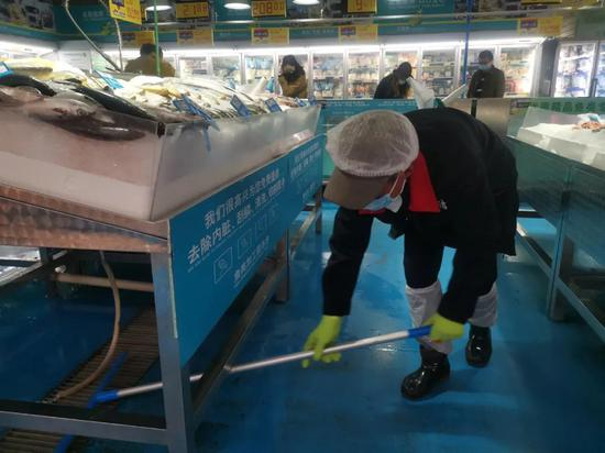 如今每天超市的鱼鲜区是姚文喜的一方战场