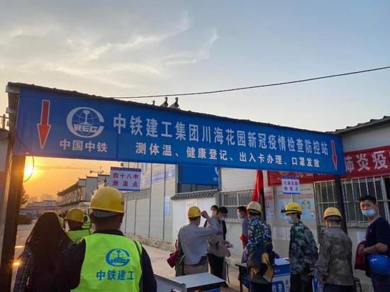 天刚亮，苗得宝便测温等待进入工地开始一天的工作