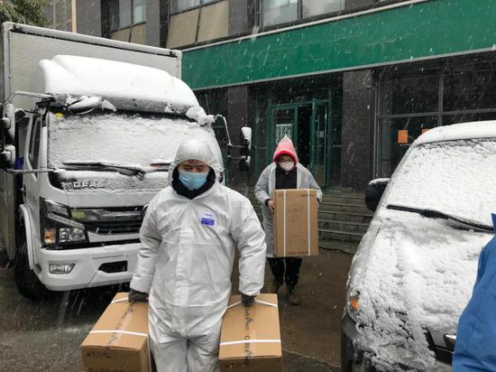 2月15日，冒着雨雪影子梦之队队员在转运300制氧机。本文照片均为受访者提供