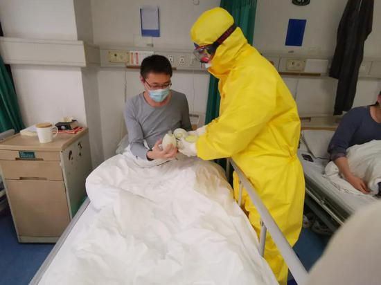 　　2月27日，影子梦之队将爱心人士王彦钦捐赠的1443箱梨子转运至医院，医护人员接力送至患者的手中。