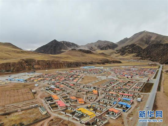 这是在青海省玉树藏族自治州杂多县萨呼腾镇拍摄的震后重建的闹丛村格桑小镇（3月30日摄，无人机照片）。 新华社记者 张龙 摄