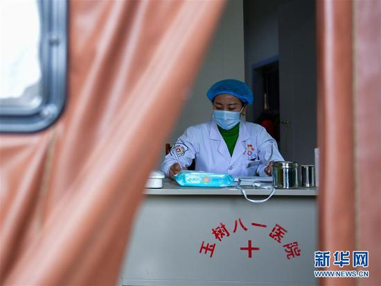 青海省玉树藏族自治州八一医院医生索南永吉在门诊值班（3月28日摄）。 新华社记者 张龙 摄