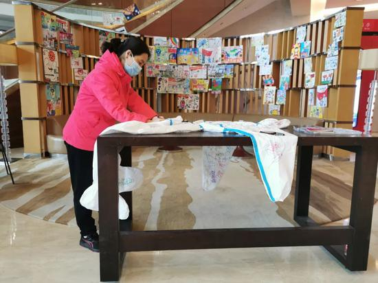 4月10日，队长刘云在防护服上签字。新京报记者 王双兴 摄