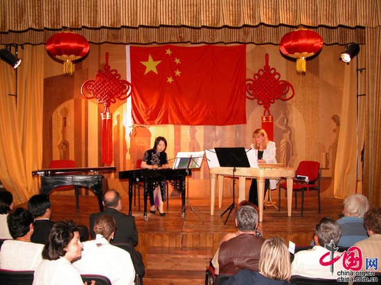 在匈牙利李斯特音乐学院访问学者期间，与国际扬琴协会主席交流音乐会现场