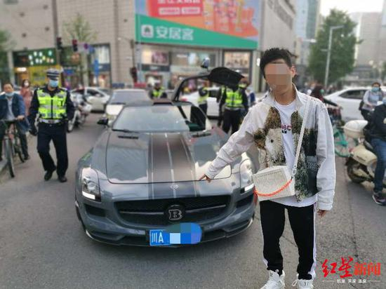 ↑傅某驾驶改装车被查处。