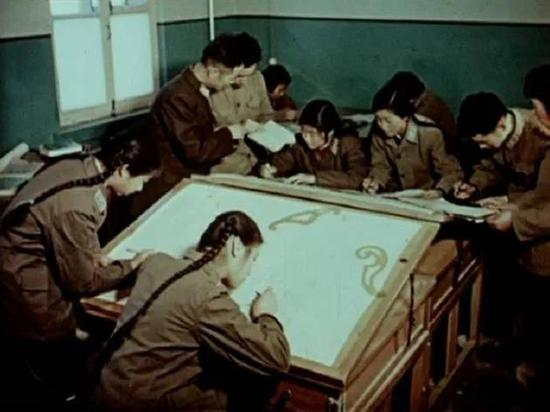 航天科研人员在学习、描图