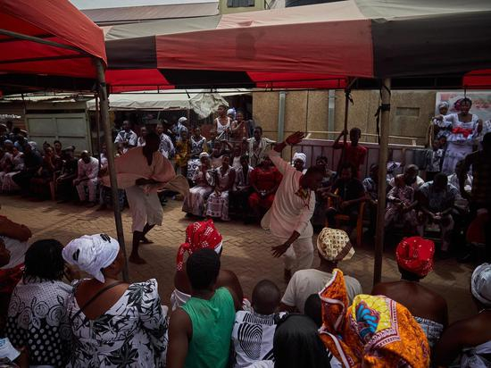 ↑2019年，在加纳阿克拉，牧师们在葬礼上表演传统的葬礼舞蹈。图据《华盛顿邮报》