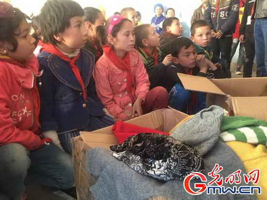 和田地区皮山县乔达乡小学生在等待领取爱心人士捐赠的衣物。光明日报记者 王瑟摄