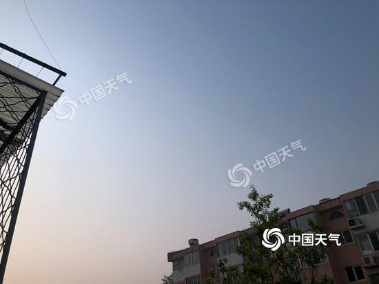  北京今晨能见度一般。