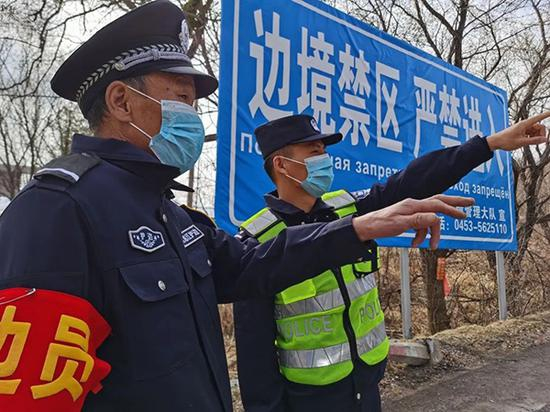 移民管理警察与护边员共同执勤&nbsp;