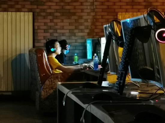  通州区马驹桥镇环景路一网吧内，网友未戴口罩上网游戏。