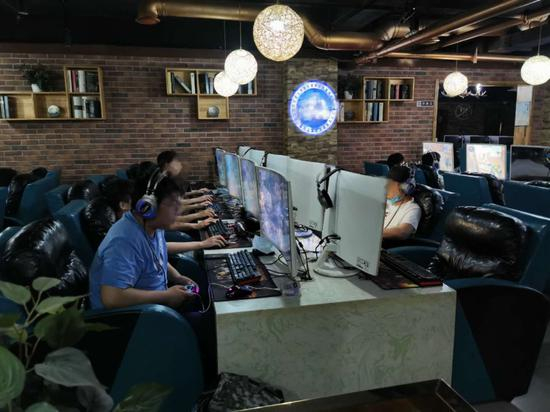  通州区兴华南街一网吧内，网友大多不戴口罩上网。