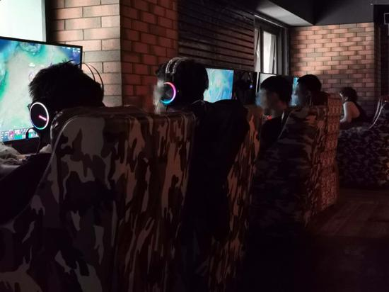  通州区马驹桥镇环景路一网吧内，网友密集地坐在一起。