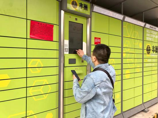 5月16日，北京市一小区门口，市民正在使用丰巢快递柜。本报记者刘婧宇摄