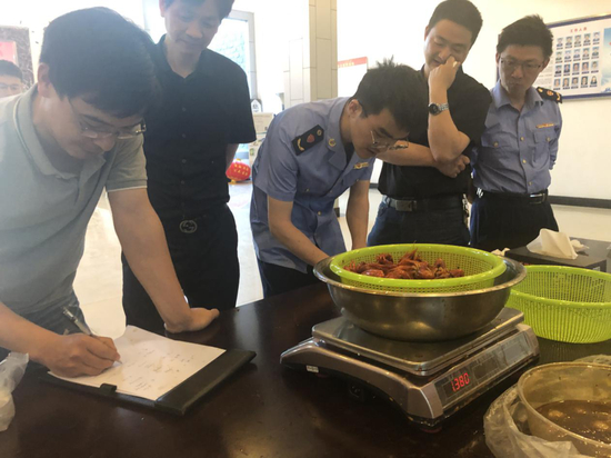 称量外卖小龙虾净重