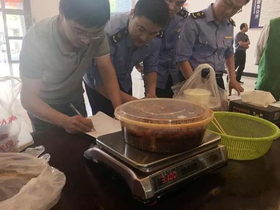 称量外卖小龙虾毛重（含包装、汤汁、配料）