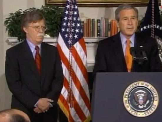 ·&nbsp;博尔顿（左）和布什