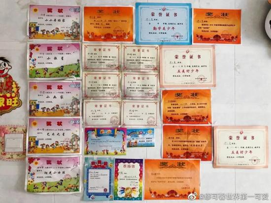  缪缪的奖状墙（图源受访者微博）