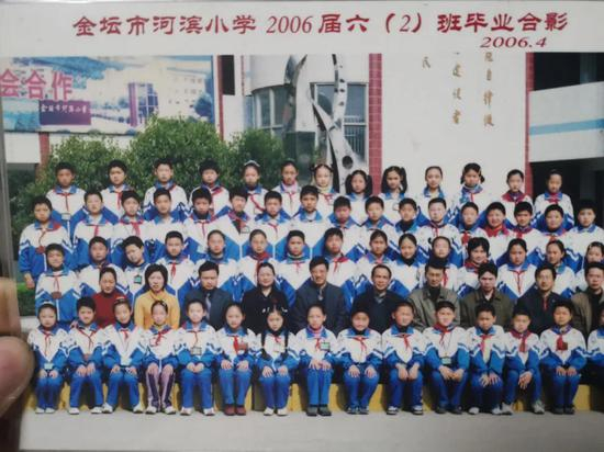  冯泓玮的小学毕业合影（图源受访者）