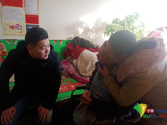 李华一（左一）走访当地的贫困户。本人供图
