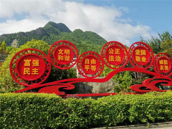  康县县城一角。