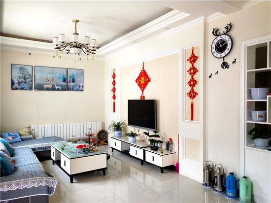 漂亮温馨的康县三河坝镇三河坝村移民安置点刘成玉家客厅。王建新 摄