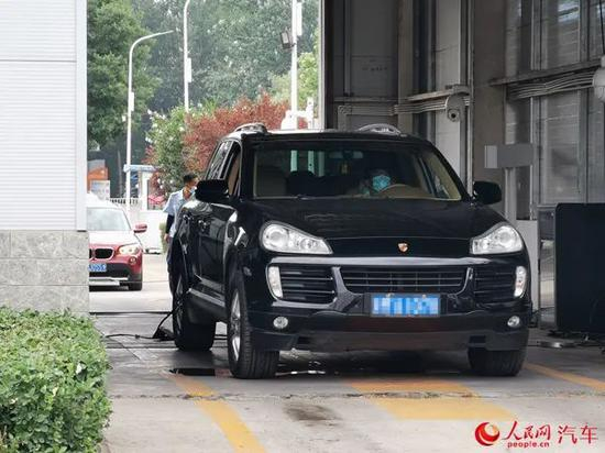 检测场内车辆正在进行尾气OBD检测。（鄂智超 摄）