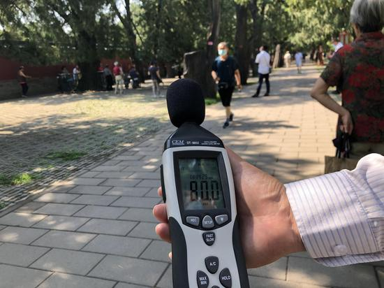 手持分贝测量仪显示，合唱活动音量最高时达到约80分贝。摄影/新京报记者 周依
